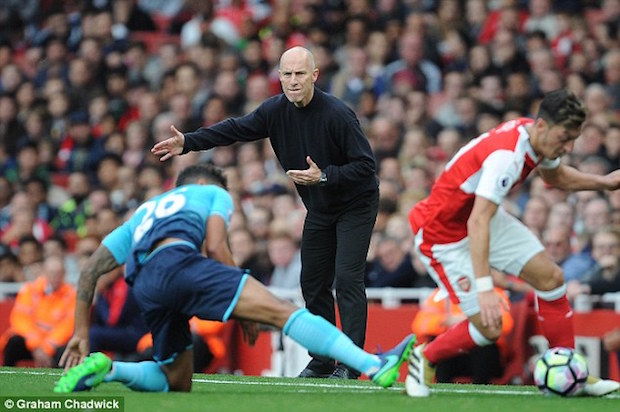 Bob Bradley managing his first Premier League match