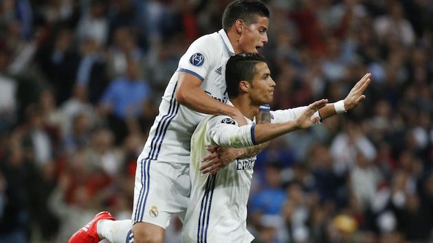 Cristiano Ronaldo scores free kick in Champions League