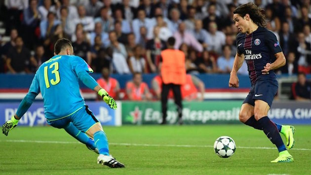 Cavani tries to score on Arsenal in Champions League