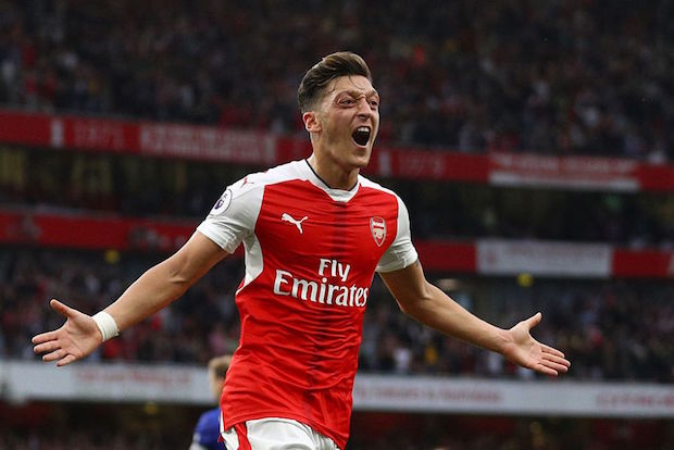 Mesut Ozil scores for Arsenal