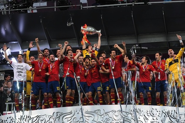 Spain_national_football_team_Euro_2012_trophy_01