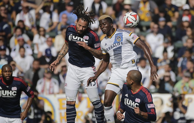 Zardes and Jermaine Jones fight for ball