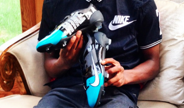 Nike Phantom Venom Academy IC Schwarz F077 .