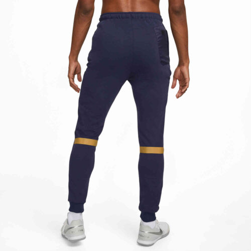 Nike Chelsea Travel Fleece Pants – Blackened Blue/Jersey Gold
