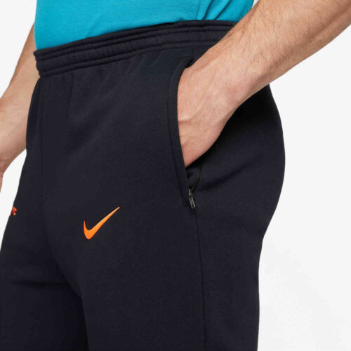 Nike Chelsea Fleece Pants – Black/Hyper Crimson